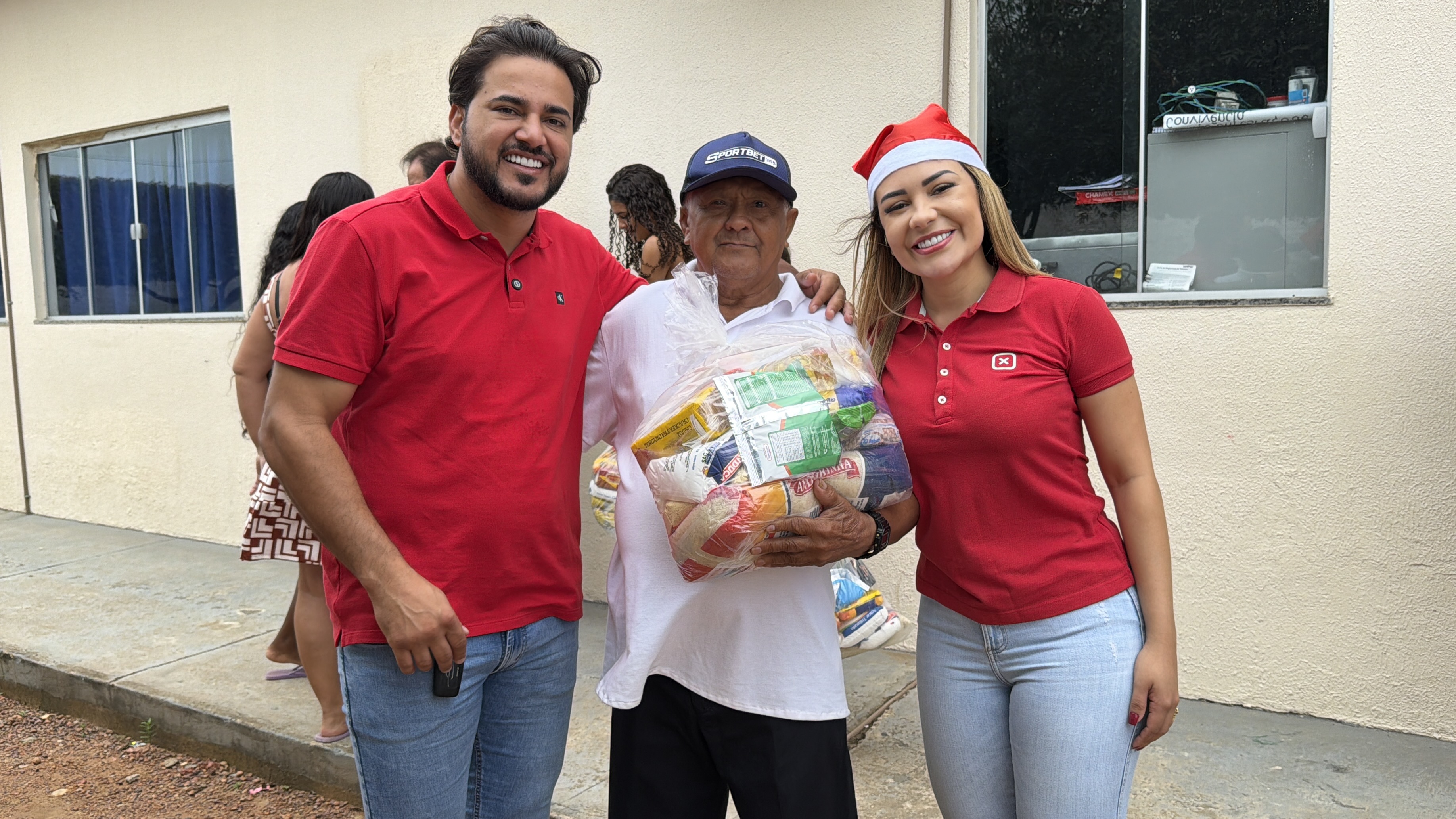 Prefeito de São Pedro da Água Branca realiza entrega de cestas básicas no Natal