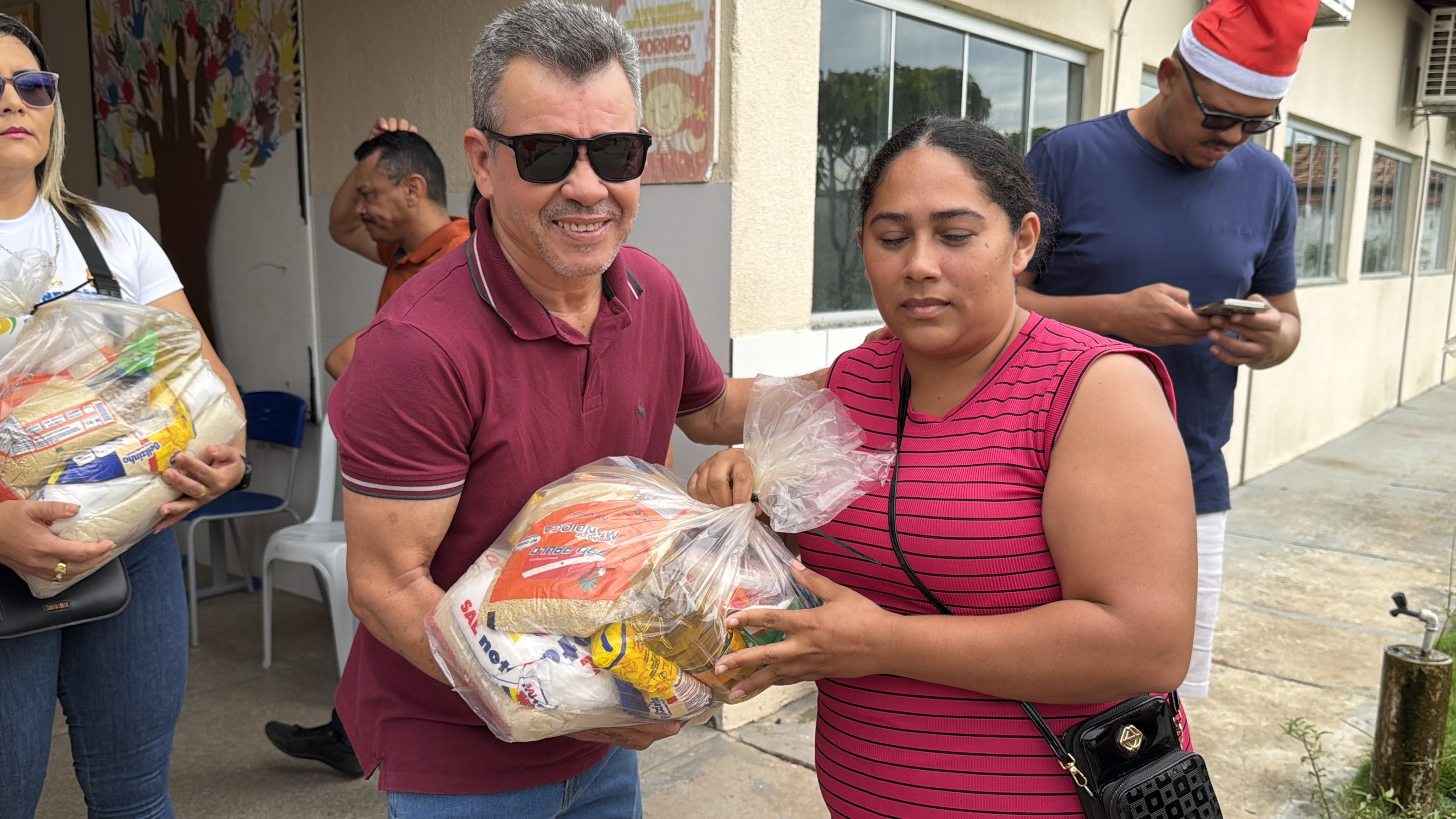 Prefeito de São Pedro da Água Branca realiza entrega de cestas básicas no Natal
