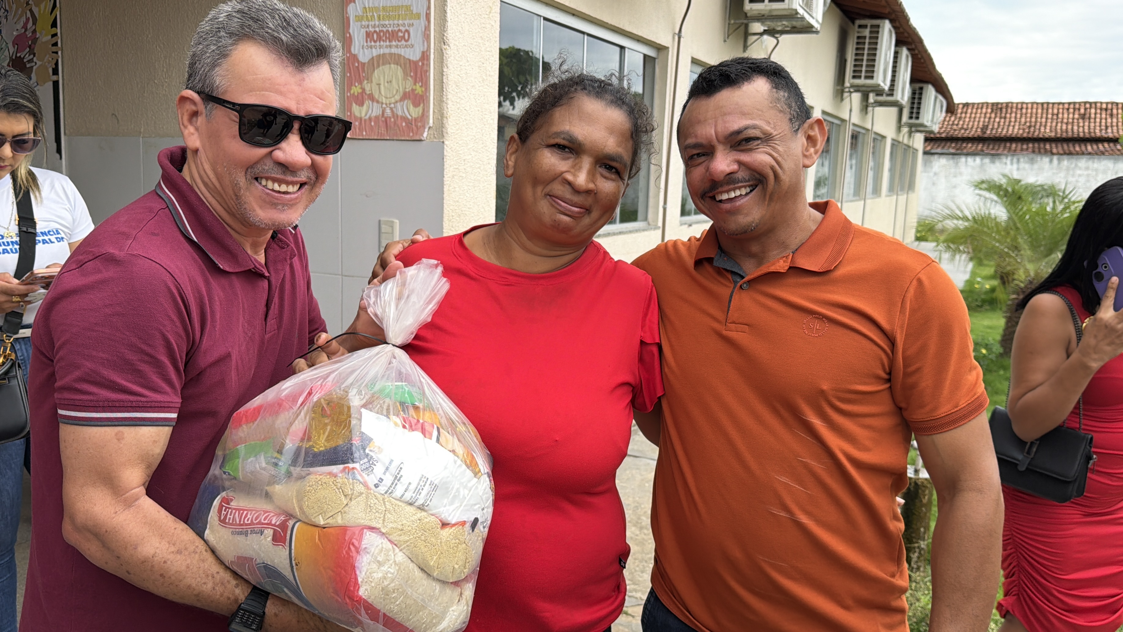 Prefeito de São Pedro da Água Branca realiza entrega de cestas básicas no Natal