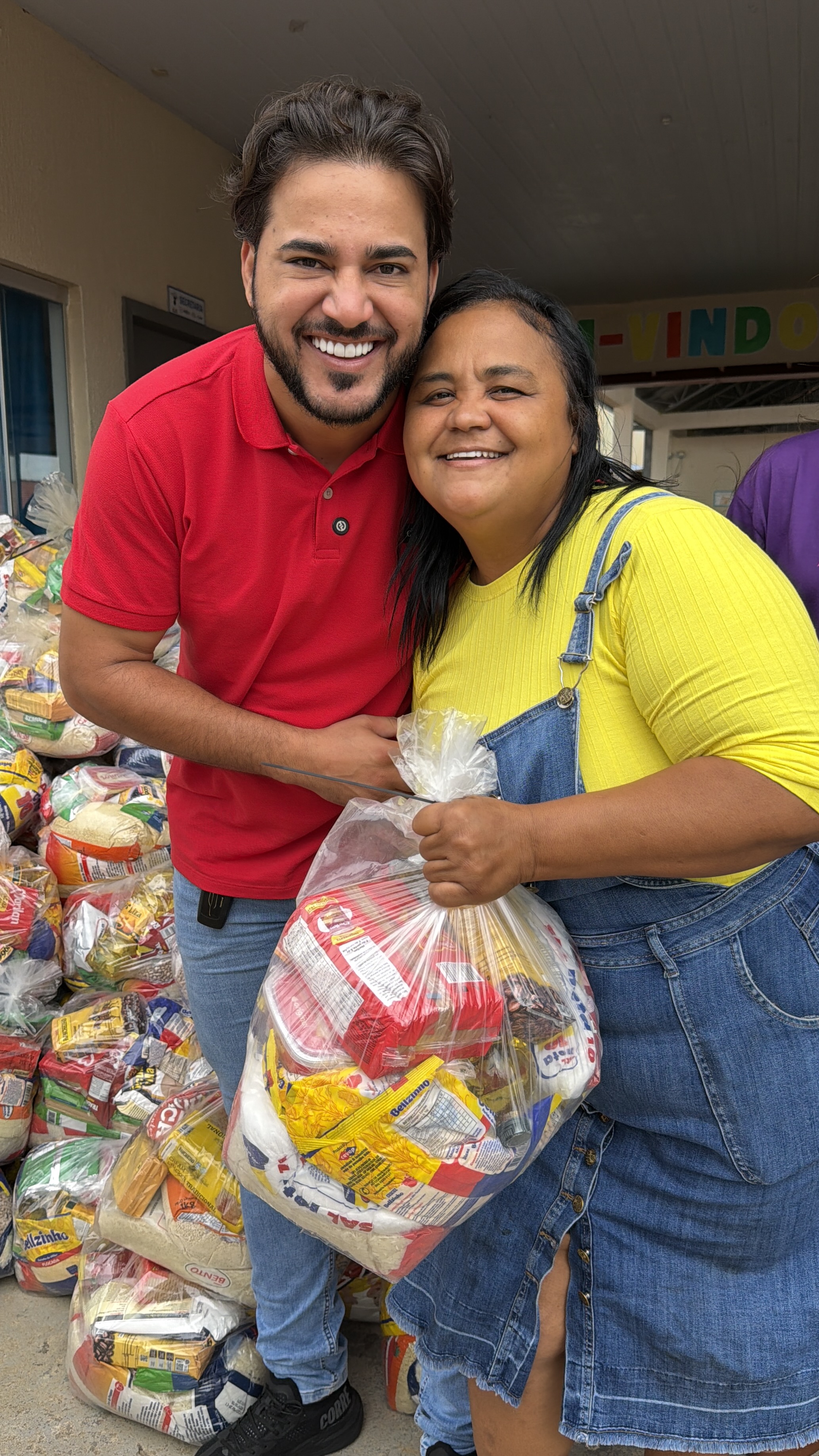 Prefeito de São Pedro da Água Branca realiza entrega de cestas básicas no Natal