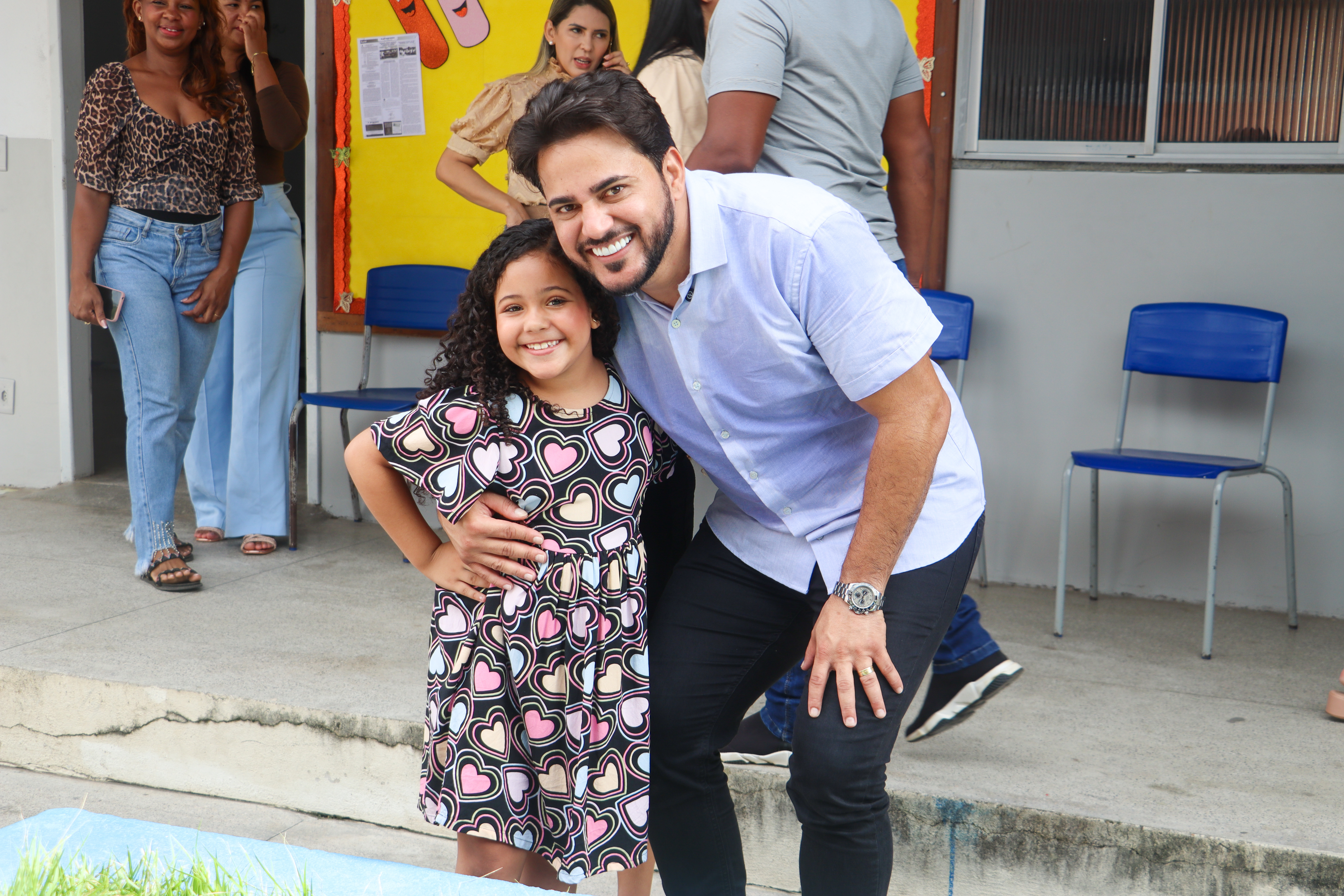 Entrega de Ovos de Páscoa nas Escolas Municipais: Um Momento de Alegria e União