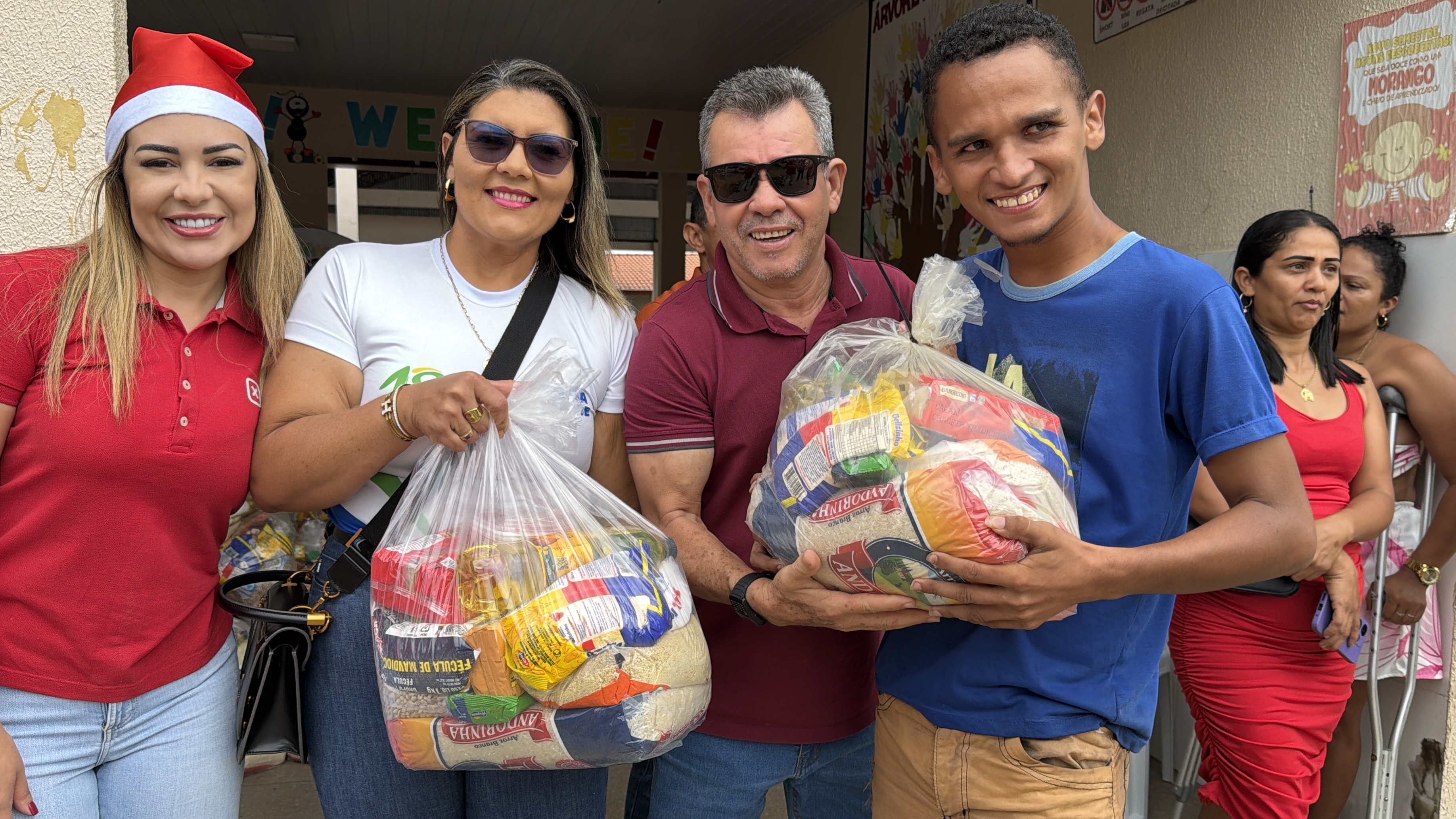 Prefeito de São Pedro da Água Branca realiza entrega de cestas básicas no Natal